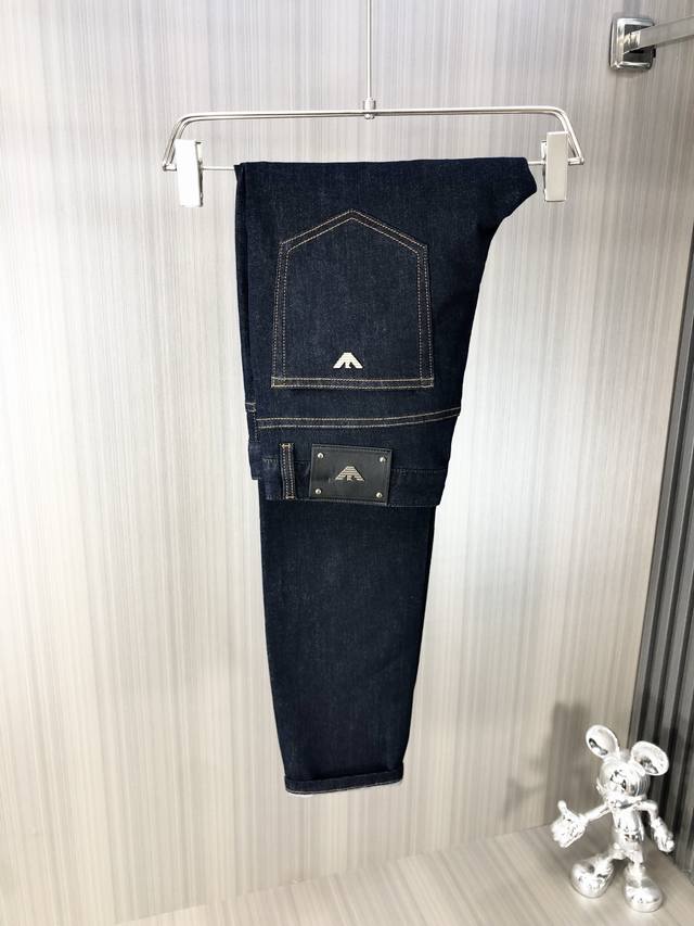armani 阿玛尼 2025春夏最新推出男士牛仔裤新品！重工水洗牛仔面料，定制面料和一般牛仔布料比起来，更加柔软舒适！超重工洗水工艺 双工艺洗水 整条裤子，手
