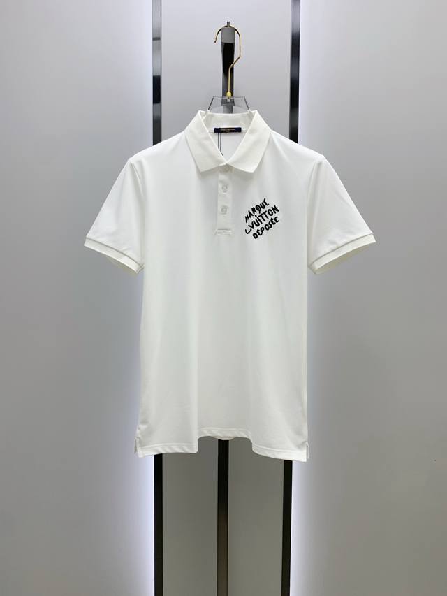 lv 驴家 25Ss新款春夏短袖翻领T恤Polo衫，最高版本客供定制高端朱地面料简单时尚款，螺纹拼色螺纹配色超级好看！全身字母标识经典Logo简单大方的款式！满