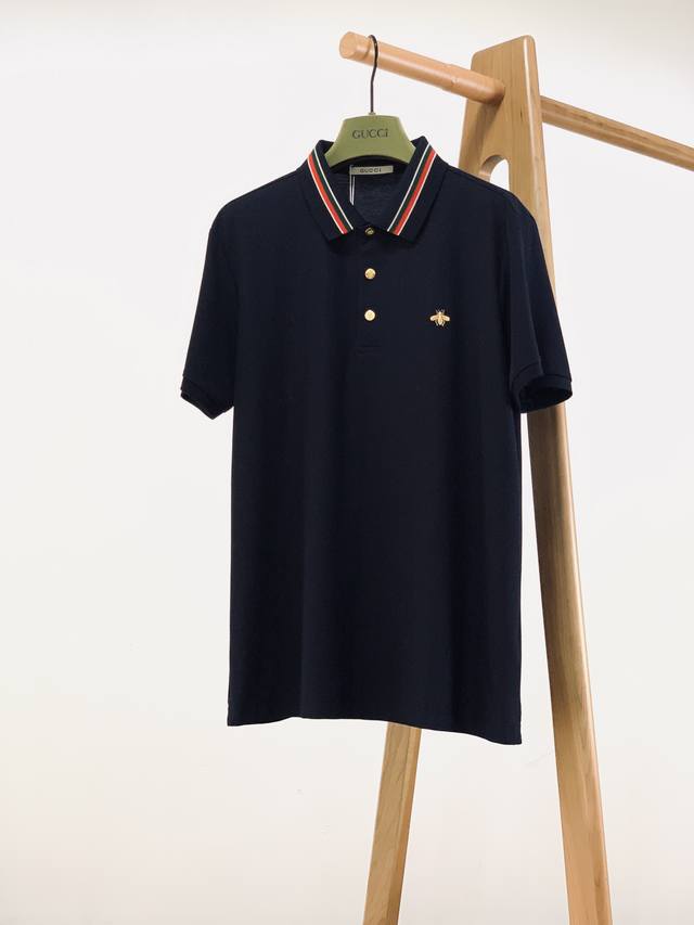 gucci 古驰 2025Ss春夏新品 休闲翻领短Tee。非常规面料裁剪缝制 , 甄选优质珠地网眼透气面料，凉爽舒适，结构稳定透气。胸前经典蜜蜂刺绣，刻字五金纽