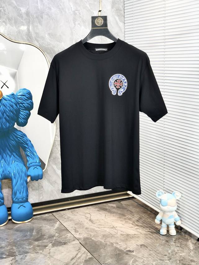 克罗心。穿200斤。宽松版 顶级货品2025春夏新款首发专柜最新款短袖圆领T恤 高端订制 设计前卫时尚！品牌Logo重工艺设计 高端定制天丝面料.手感柔软.穿着