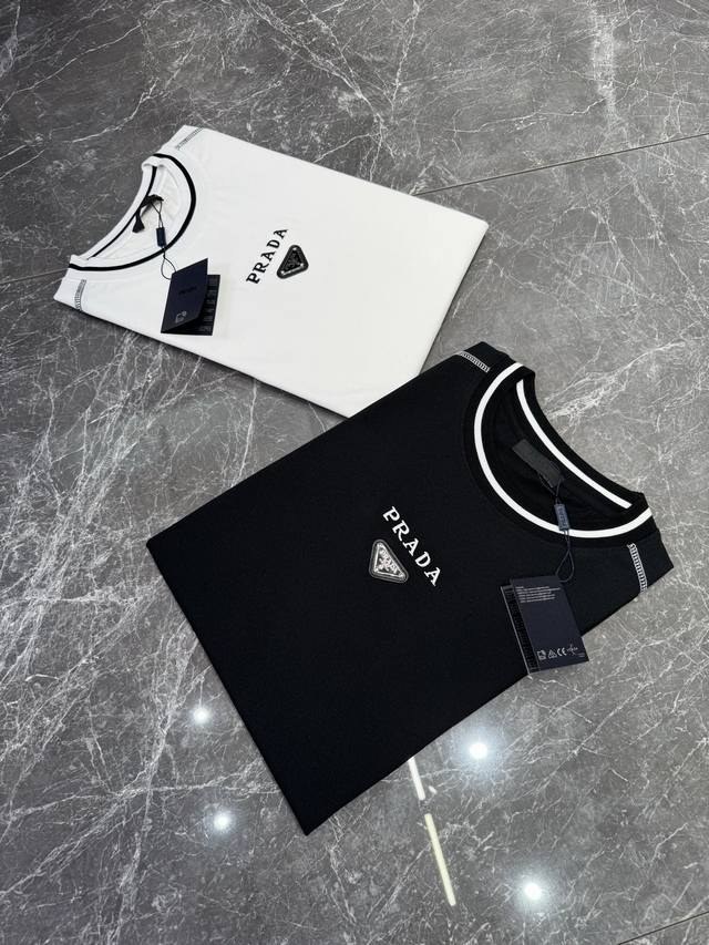prada 经典潮牌T恤！泼墨拼色工艺，定制300G纯棉面料，舒适柔软.手感回弹性好！适中的重量与极佳的垂坠感.即高级潮男必备单品！ 颜色：黑色 白色 欧码：S