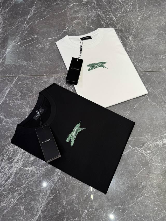 givenchy 25Ss春夏男士圆领短袖！基础款字母T恤.3D刺绣工艺.轻奢款推荐！优选190G丝光棉面料.舒适轻薄垂感十足！！！舒爽不沾身.立体简约.大大提