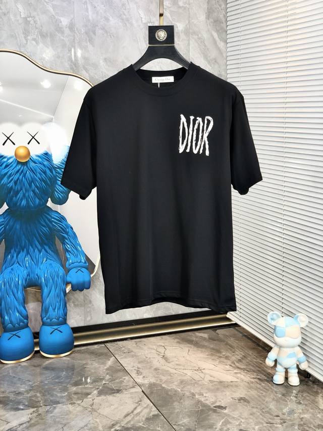 dior。穿200斤。宽松版 顶级货品2025春夏新款首发专柜最新款短袖圆领T恤 高端订制 设计前卫时尚！品牌Logo重工艺设计 高端定制天丝面料.手感柔软.穿