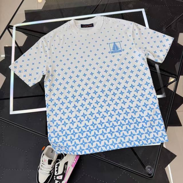 lv 2025春夏新款首发专柜最新款短袖圆领T恤 高端订制 设计前卫时尚！品牌Logo重工艺设计 高端定制丝光云朵棉面料.手感柔软.穿着舒适.专柜级别精致车线.