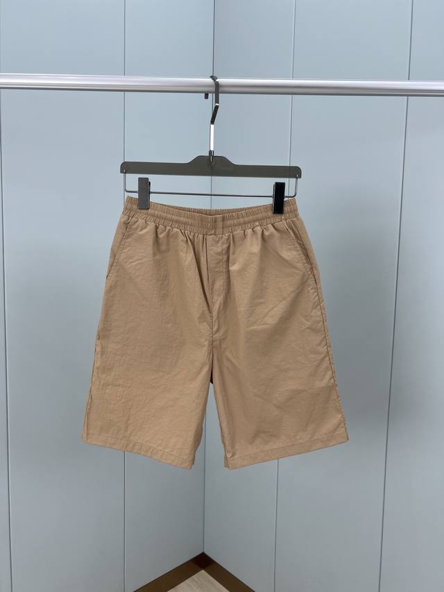 burberry 25夏季新品男装马术骑士刺绣贴花徽标尼龙短裤，背后袋口饰有马术骑士刺绣贴花徽标，配备松紧腰带和内侧抽绳，选用棉质尼龙面料、内衬有网里；深蓝色
