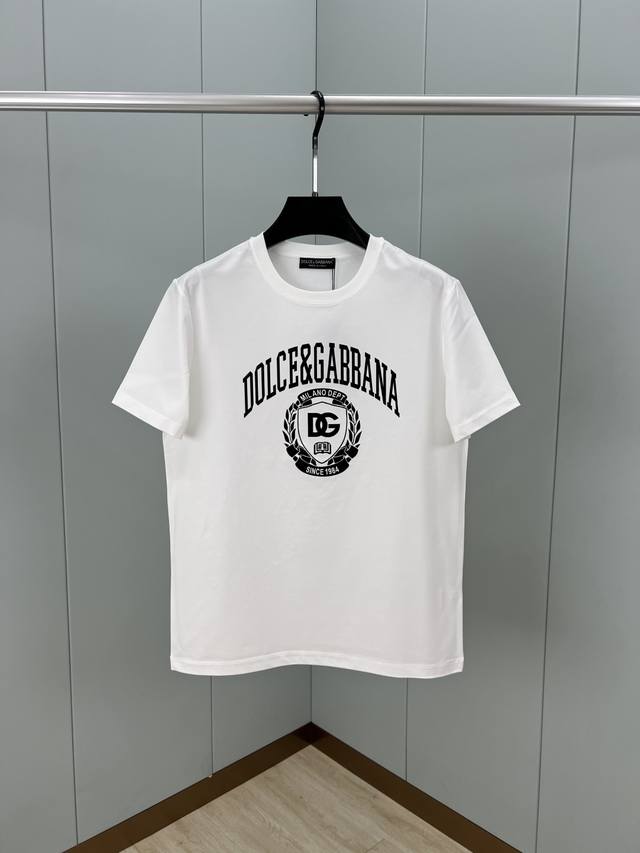 dolce&Gabbana 春夏植绒工艺字母标识短袖T恤，经典单品演绎品牌标志性风格，为男士衣橱注入新意。采用定制80支双股丝光棉面料；黑色 白色 S～Xxxl
