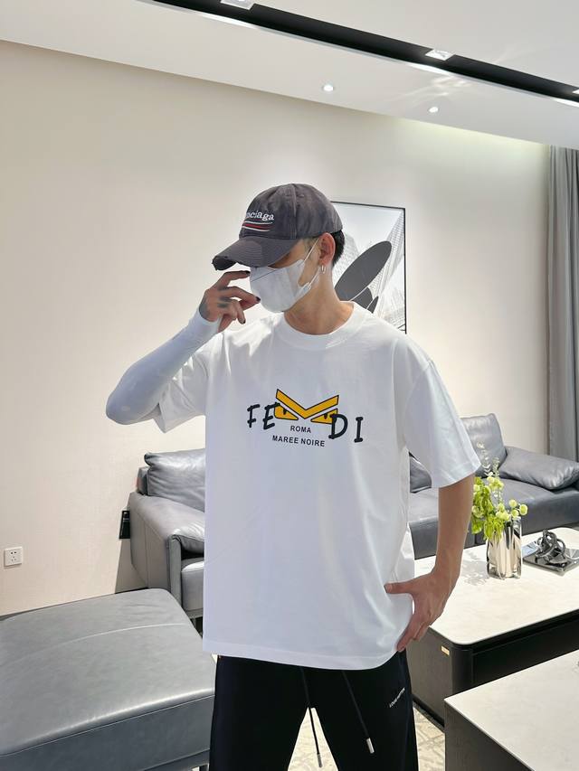 fend1* 顶级货品2025春夏新款首发专柜最新款短袖圆领T恤 高端订制 设计前卫时尚！品牌Logo重工艺设计 高端定制260克面料.手感柔软.穿着舒适.专柜