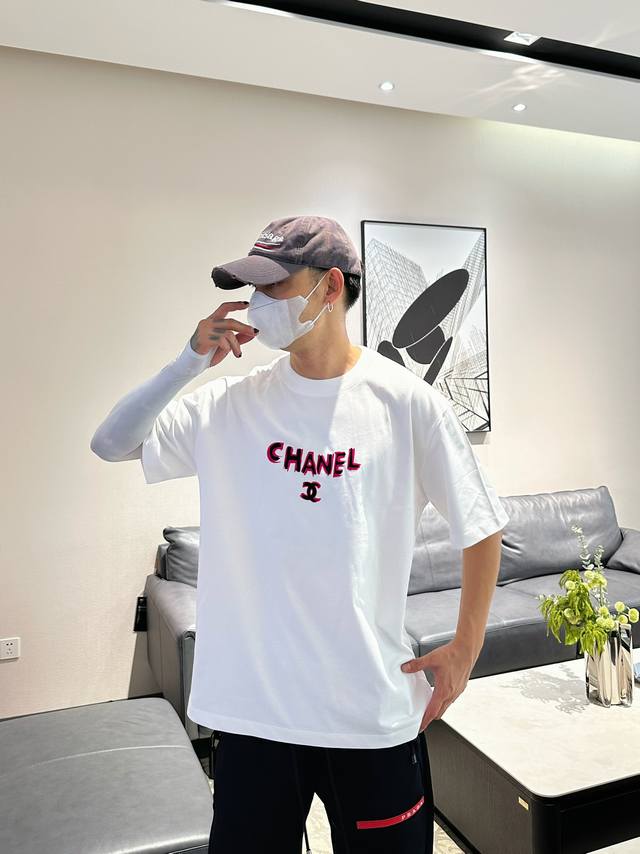 chane1* 顶级货品2025春夏新款首发专柜最新款短袖圆领T恤 高端订制 设计前卫时尚！品牌Logo重工艺设计 高端定制260克面料.手感柔软.穿着舒适.专