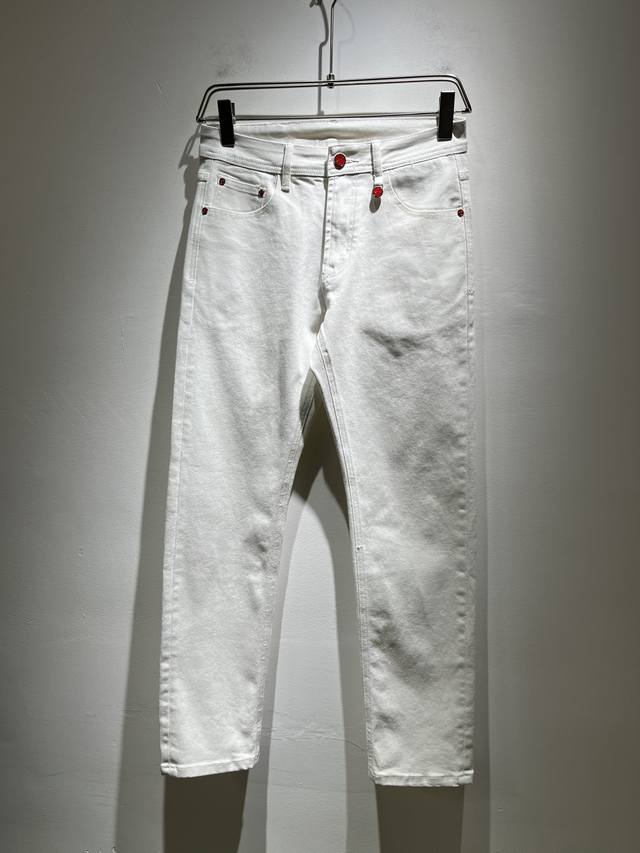 kiton 2025早春新品男士高端休闲百搭四季通勤修身剪裁牛仔裤！对于粉丝来说，这样大气的经典设计足矣一眼种草，是今年所有牛仔裤当中最帅的一个系列，我只需要看