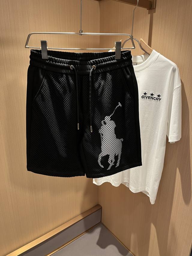 保罗Polosport 2025春夏新款针织短袖T恤，简约纯色时尚款不乏有许多设计大咖们都对于纯色都有着难以割舍的情怀。这是一种对于传统的致敬，也是一种对于情调