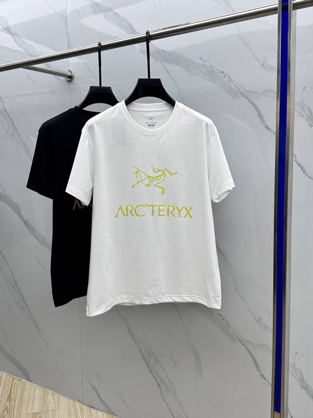 arc*始祖鸟 2025Fw春夏新品圆领打底外穿T恤，立体感Logo常规半袖纯棉打底T恤，棉，手感面糯有骨感，柔而有韧性。工艺处理，韧性和抗皱性能得到大幅度提高