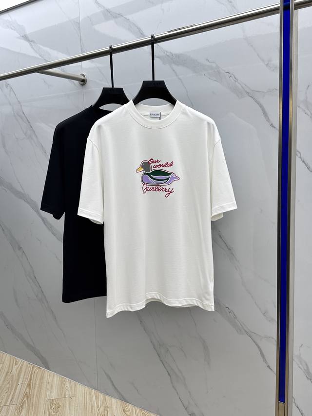 burberry*巴宝莉 2025Fw春夏新品圆领打底外穿T恤，立体感Logo微廓形半袖纯棉打底，手感面糯有骨感，柔而有韧性。工艺处理，韧性和抗皱性能得到大幅度