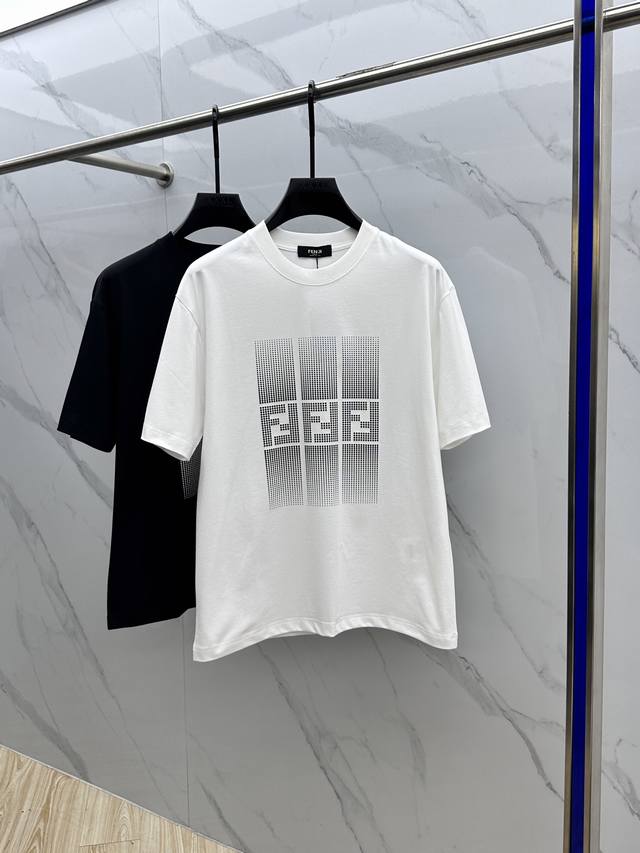 fendi*芬迪 2025Fw春夏新品圆领打底外穿T恤，立体感Logo微廓形半袖纯棉打底，手感面糯有骨感，柔而有韧性。工艺处理，韧性和抗皱性能得到大幅度提高。微