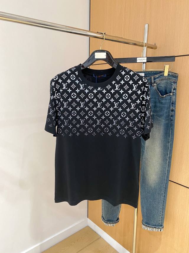 lv2025春夏新款男女同款短袖T恤，最新款全网独家首上！！~既经典有时尚百搭，谁不爱啊，将经典再次展现，非常的耐看，自带低奢光环与辨识度！传统的品牌理念和现代