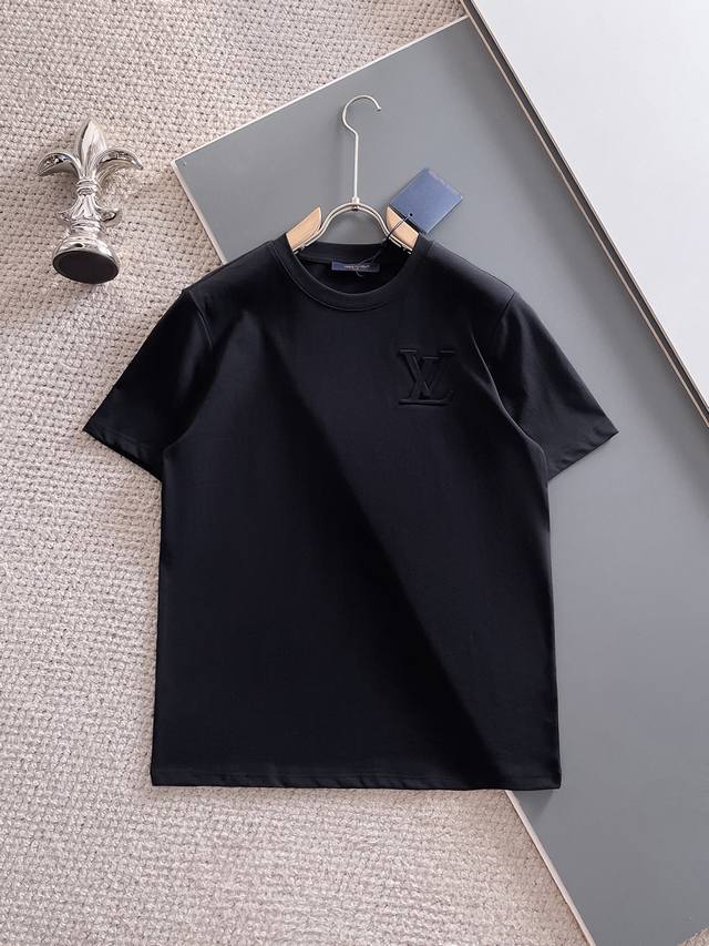路易威登Lv 2025春夏新款男女同款短袖T恤，！定制专属面料，定制原版工艺螺纹，胸前重工字母Logo工艺设计！简约大方，从容百搭，档次极高，完美融入时尚还有风