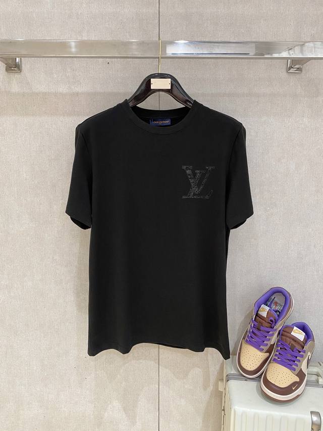 lv 重磅推荐！2025Ss夏装新品 专柜在售 最新系列图案Logo短袖T恤 必须人手一件的节奏！进口顶极精梳棉面料，极为亲肤舒适 摸上去非常的细腻，质感很好，