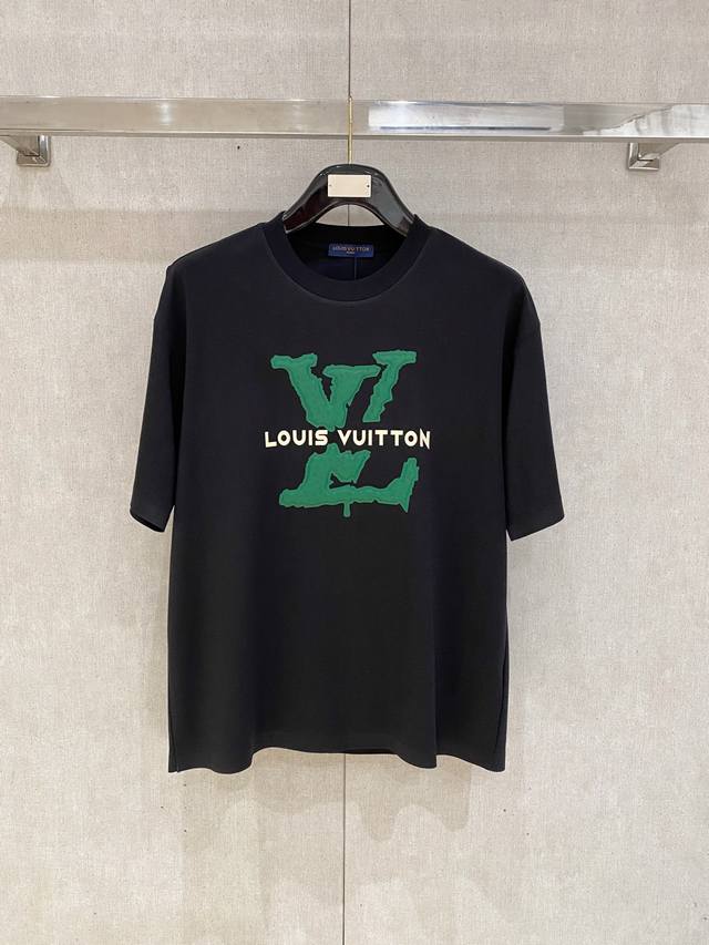 lv高定面料 250克纯棉 2025蛇年春夏专柜新品短袖时尚经典圆领短袖袖口下摆采用无痕设计 时尚单品设计，更加时尚舒适，高标准定制，上身非常有型，胸前品牌经典