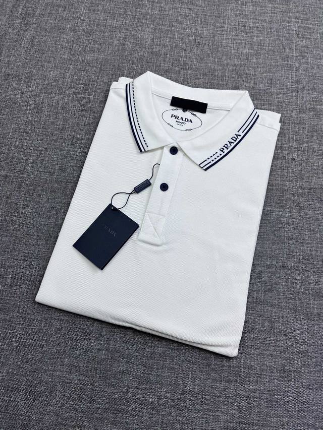 prada 普拉达 2025Ss春夏经典翻领Polo衫，深圳贸易公司订单、香港连卡佛有售！今年最牛B的Polo衫短袖，高端原版客供珠地网眼棉面料，搭配胸前品牌L