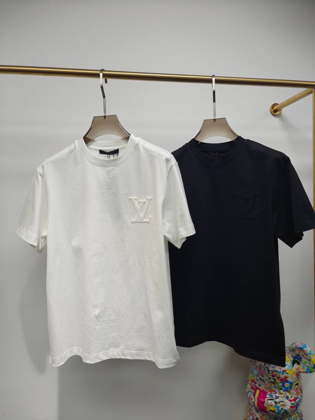 lv2025春夏新款首发专柜最新款短袖小微阔圆领T恤 高端订制 设计前卫时尚！品牌Logo重工艺设计 高端定制新疆长绒棉面料.手感柔软.穿着舒适.专柜级别精致车