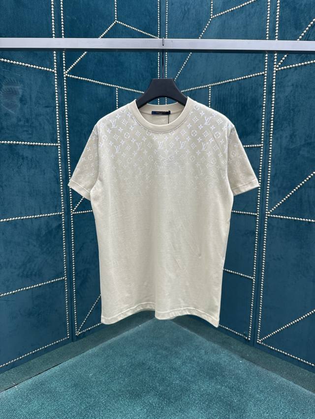 驴家 25Ss新款 T 恤为轻盈棉质针织铺陈全幅 Monogram Gradient 图案，展现 Monogram 印花自肩部向胸口消散之景，为休闲造型注入品牌