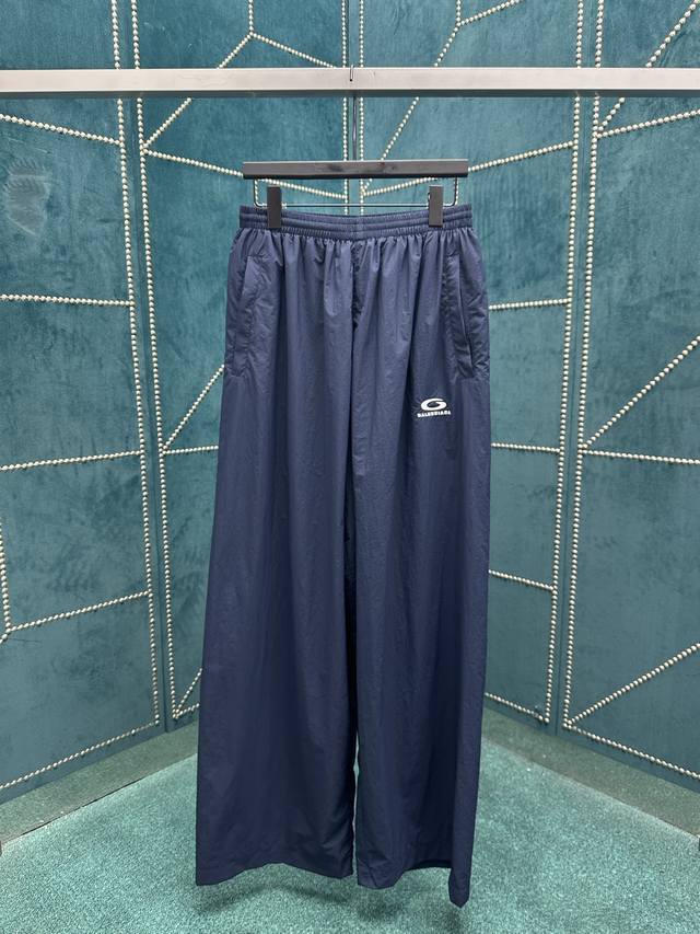 巴黎 25Ss新款Tracksuit海军蓝水洗尼龙长裤，亮相于Balenciaga 2025春季系列Look 29。 码数：S.M.L.Xl.
