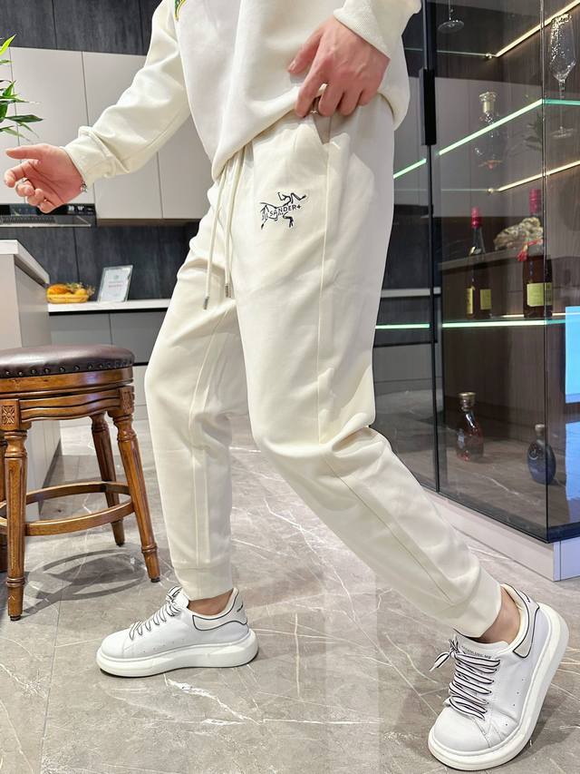 始祖鸟 顶级货品2025春夏新款休闲裤！官网同步发售。品牌经典Logo休闲裤 ，定制面料，舒适度极好，手触感强烈。辨识度极高，完美品相工艺。 尺码：M-3Xl