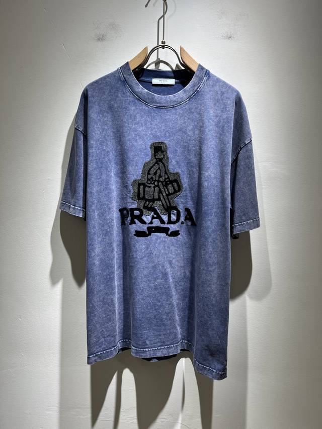 prad*A普*达2025春夏新款男女同款做旧短袖T恤，最新款全网独家首上！！~既经典有时尚百搭，谁不爱啊，将经典再次展现，非常的耐看，自带低奢光环与辨识度！P