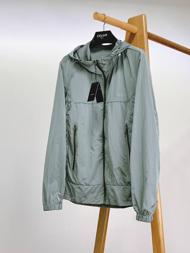 arcteryx 始祖鸟 2025Ss春夏新品 情侣款冰凉体感防晒衣！高端科技面料 户外通勤的良好选择，轻薄便捷！ 针对跑步运动设计,四面弹透气面料提供运动，舒