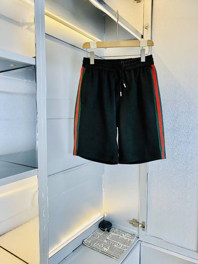官网原单货 可穿200斤古奇Gucci 简约时尚 2025夏款夏季休闲裤短裤五分裤身穿着非常舒适 低调不失奢华 穿出去非常有档次,裤型款式和裁剪亦无需多言 上身