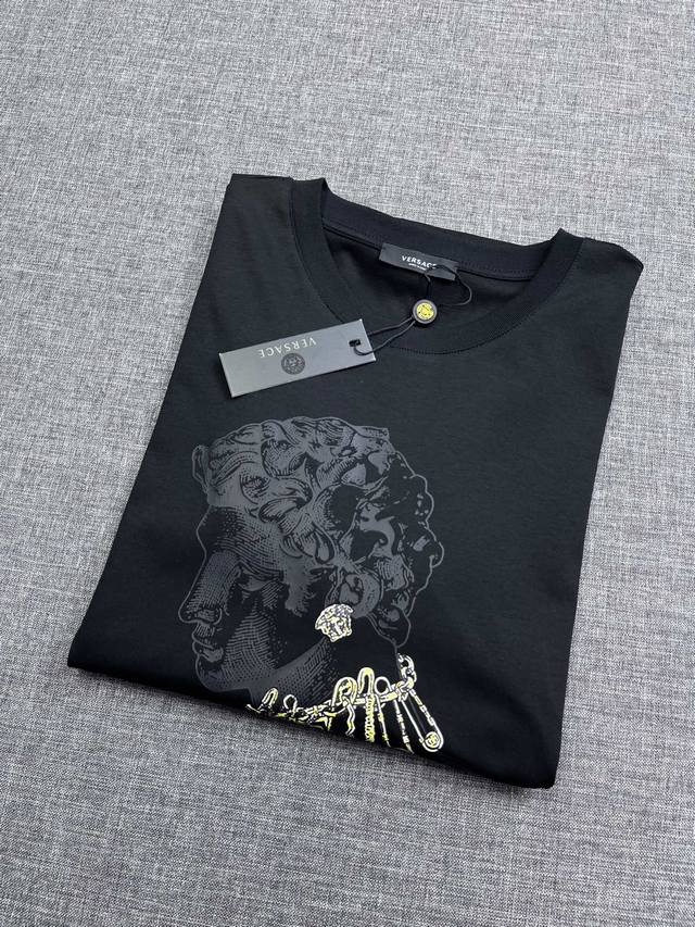 versace 范思哲 男士圆领短袖T恤，25春夏新品，专柜橱窗主打展示款！作为Vs家的经典王牌产品，这一季仍然延续了极富高强辨识度的头像元素，非常重工匠心的工