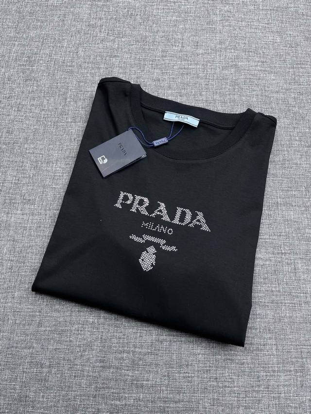 prada 普拉达 2025夏款圆领短袖T恤 经典大方的款式，可以穿十年都还是流行的那种，你一定要收藏几件，难得精致极致的款，你一定要收！好品味的一件！重要到哪