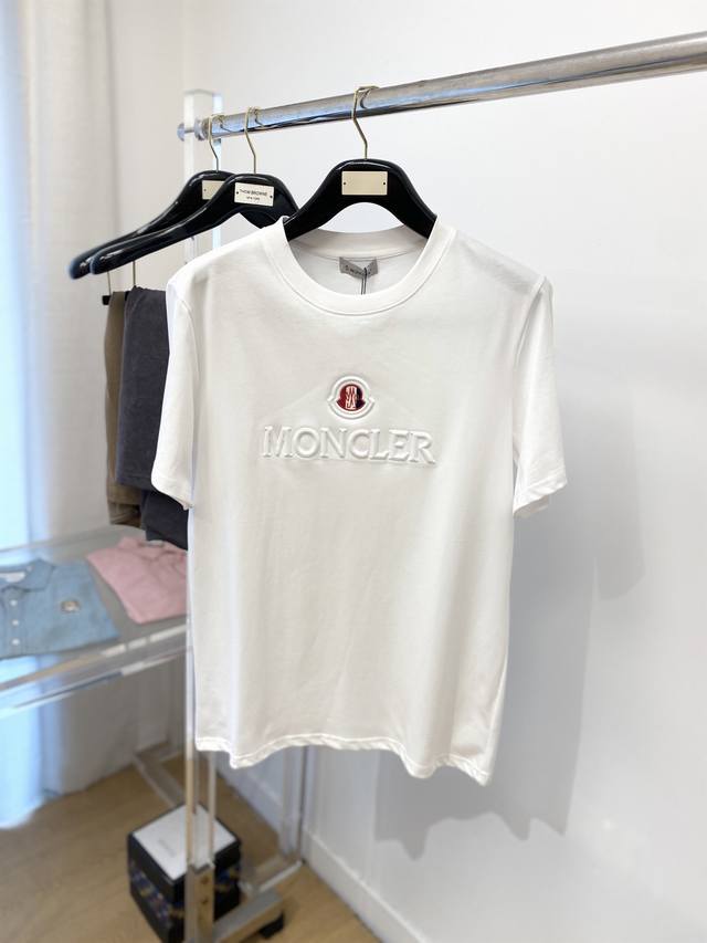 蒙口、2025最新款短袖T恤，帅气时尚，胸前设计凹凸印胶图案字母Logo，简约百搭款。面料棉 不仅挺括，保持潮流的廓形，又穿着舒适，纱织更细腻，码数S-Xxl