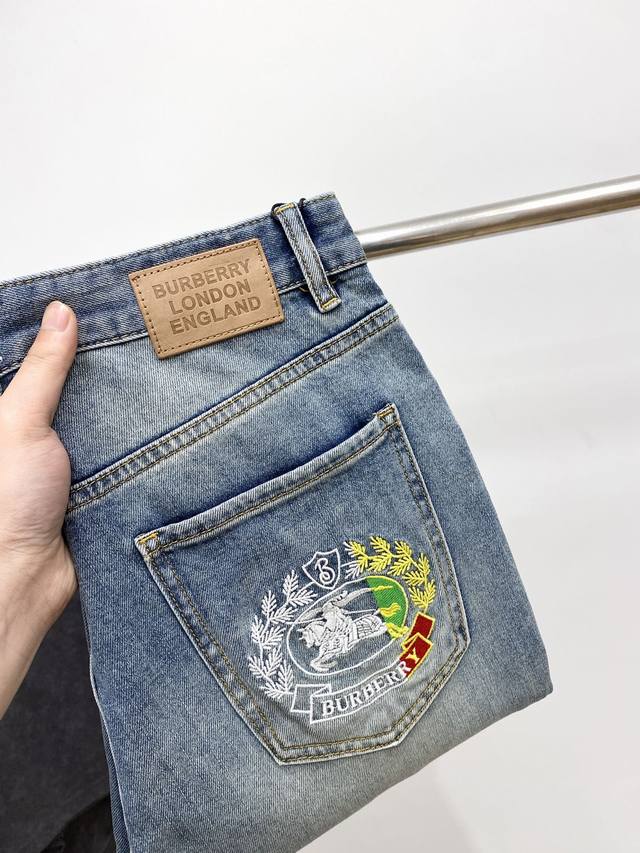巴宝莉、2025最新品，专柜同步有售，原单狠货，水洗休闲牛仔裤，进口原版水洗弹力面料，舒适有弹性，原版五金辅料装饰Logo，版型超正，档次极高，专柜品质，上身时