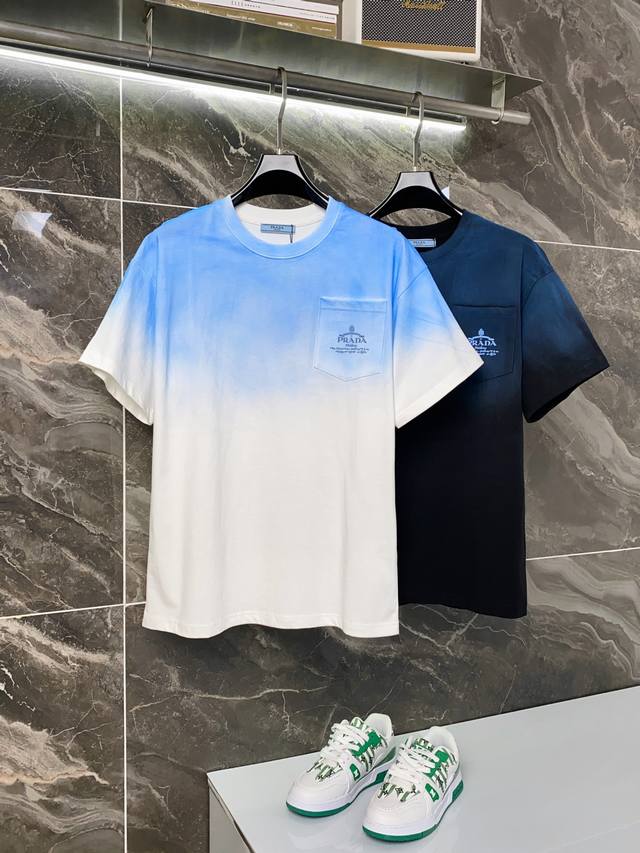 隔天到 Prada 普拉达 高品质320克 口袋字母手工喷花 原版面料 官方同款 短袖T恤 同缸染面料 手感非常舒服 春夏最新砖柜同步 时尚又个性 超级百搭 男