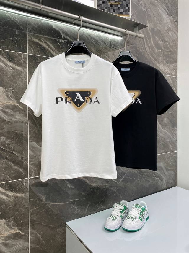 隔天到 Prada 普拉达 高品质320克 字母三角标涂鸦印花 原版面料 官方同款 短袖T恤 同缸染面料 手感非常舒服 春夏最新砖柜同步 时尚又个性 超级百搭