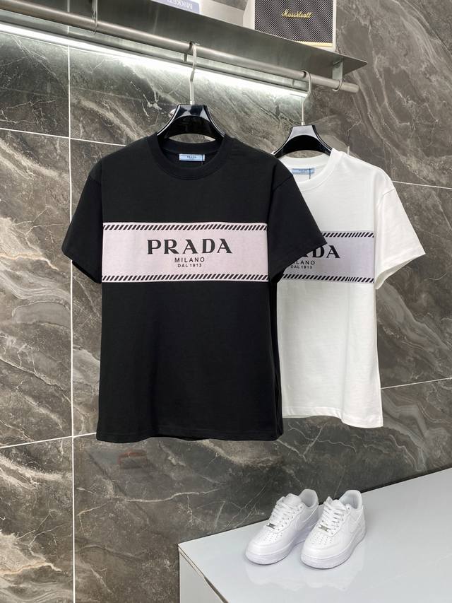隔天到 Prada 普拉达 高品质320克 横条拼接字母印花 原版面料 官方同款 短袖T恤 同缸染面料 手感非常舒服 春夏最新砖柜同步 时尚又个性 超级百搭 男