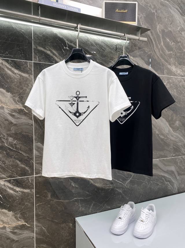 隔天到 Prada 普拉达 高品质320克 船锚字母三角标印花 原版面料 官方同款 短袖T恤 同缸染面料 手感非常舒服 春夏最新砖柜同步 时尚又个性 超级百搭
