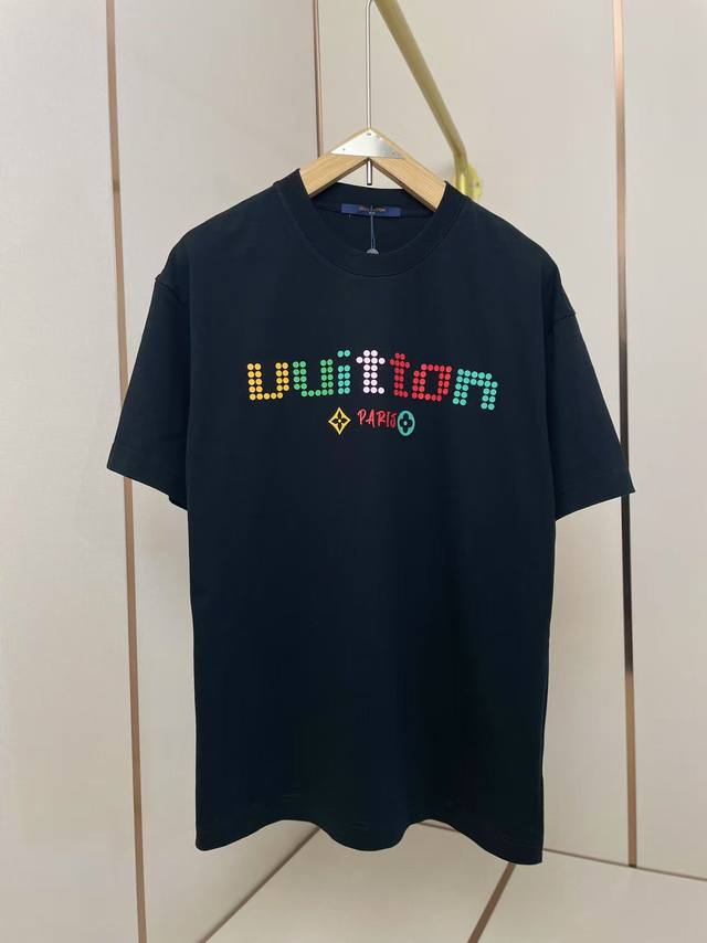 lv 新款七彩字母T恤 硅胶立体印花诠释高级穿搭 宽松版型 肩部通肩压条 280克纯棉面料舒适透气 黑白双色 男女同款 码数S-Xxl