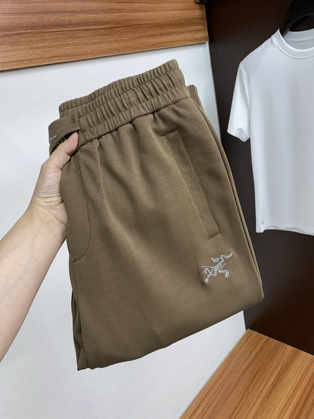 专柜新品同步上市。原单订制高品质时尚休闲裤。超级百搭款。独家定制面料，手感细腻柔软，贴身舒适，上身超有型！原版定制专柜最新五金辅料。超靓版型、上身显腿修长，內里