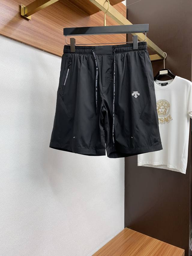 descente 迪桑特 25年夏季新款休闲短裤 顶级速干短裤必须高品质开头，定制面料轻薄 ，透气 ，快干，此款裤非常百搭，日常、 户外运动都可以穿，弹力腰设计
