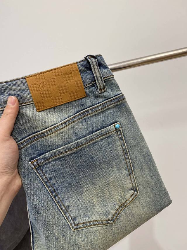 lv、2025最新品，专柜同步有售，原单狠货，水洗休闲牛仔裤，进口原版水洗弹力面料，舒适有弹性，原版五金辅料装饰Logo，版型超正，档次极高，专柜品质，上身时尚