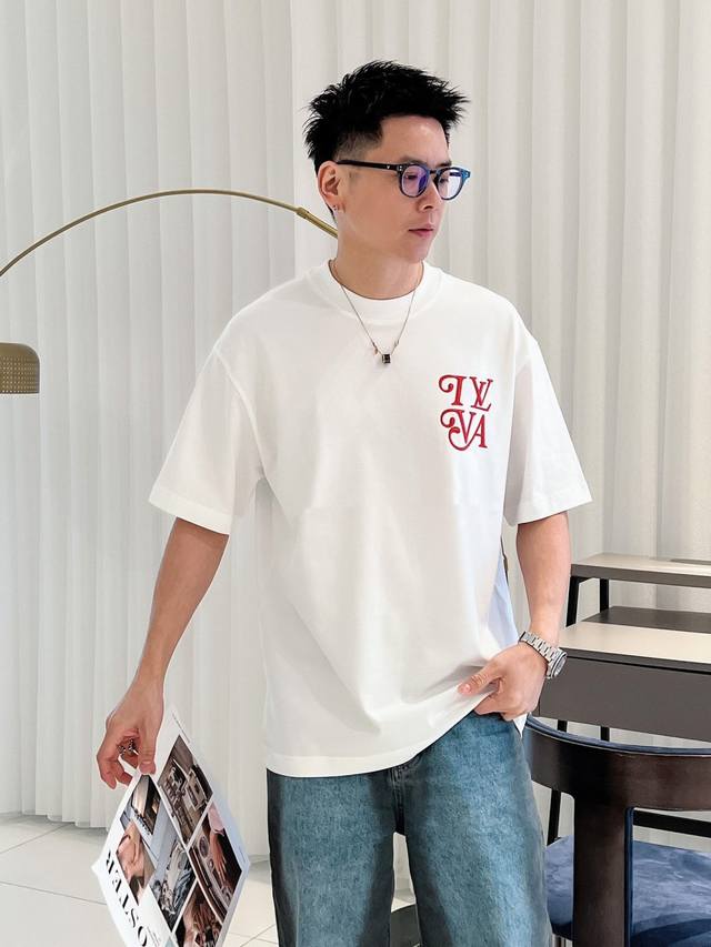 lv2025春夏新款首发专柜最新款短袖圆领T恤 高端订制 设计前卫时尚！品牌Logo重工艺设计 高端定制丝光棉面料.手感柔软.穿着舒适.专柜级别精致车线.做工精