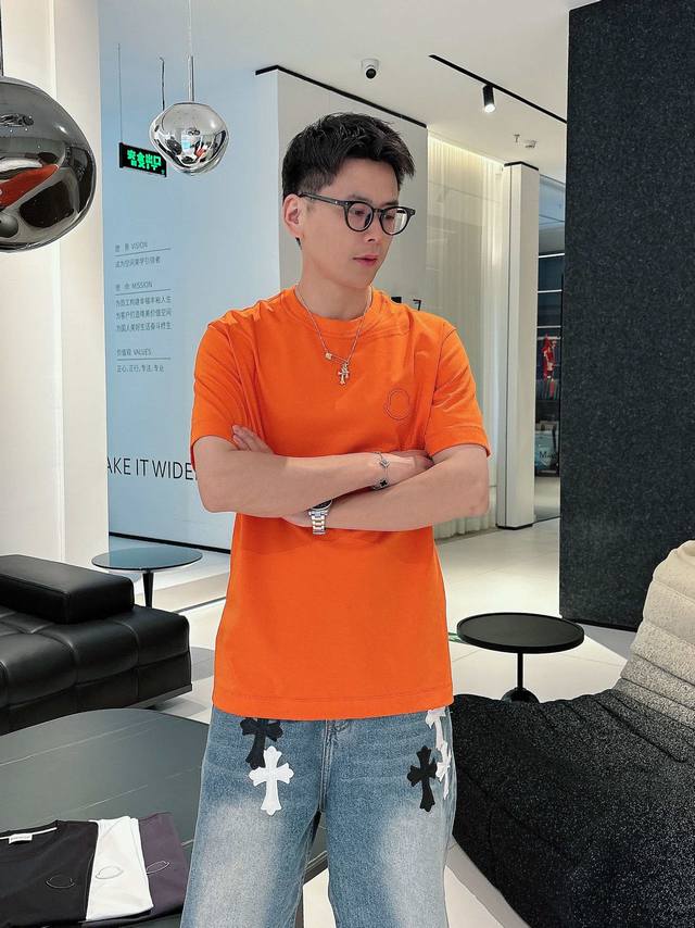 蒙口 2025春夏新款首发专柜最新款短袖圆领T恤 高端订制 设计前卫时尚！品牌Logo重工艺设计 高端定制进口液氨匹马棉面料.手感柔软.穿着舒适.专柜级别精致车