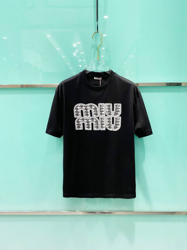 新品 Miumiu 男士时装款圆领短袖T恤，贸易公司洋行货，高级限定款，25年春夏新品，明星级人气单品！ 客供埃及进口顶级面料，甄选尼罗河区域光照极好的上等棉花
