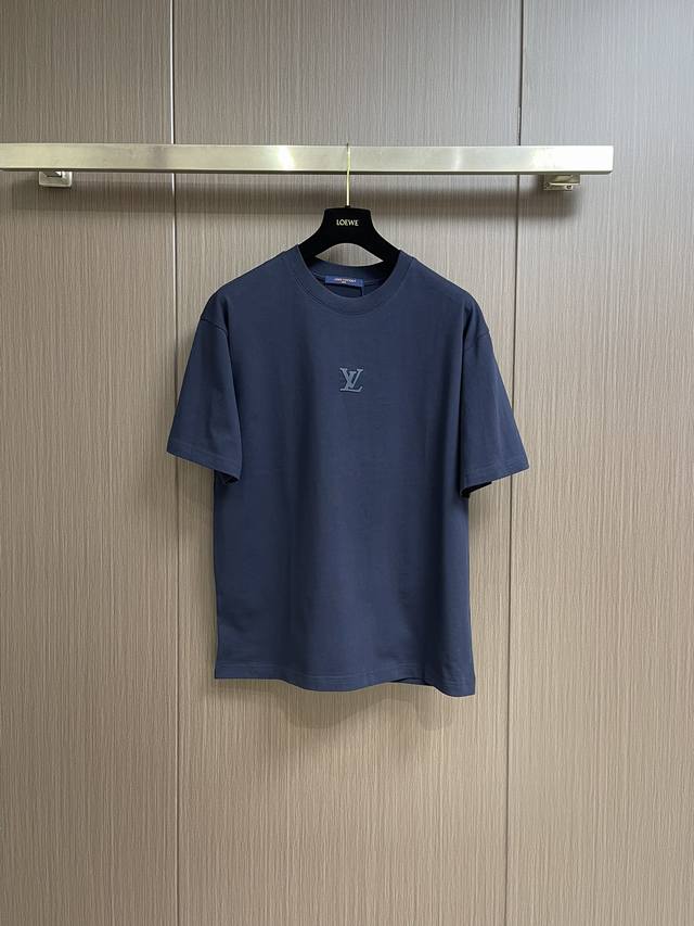 lv 压胶Logo情侣款短袖T恤，领口下方醒目的大V字母标识压胶Logo点缀 与背后领口处的V反转标签相互呼应，突显出品P细节 整体简而不俗，大方得体！客供针织