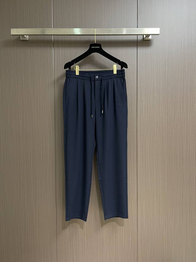 lp Loropiana 墨蓝色男士松紧腰抽绳休闲裤，这款Lp墨蓝色，尽显优雅与舒适。深邃墨蓝，沉稳且高级，适配多种场合。腰部抽绳设计搭配纽扣，既方便调节松紧，