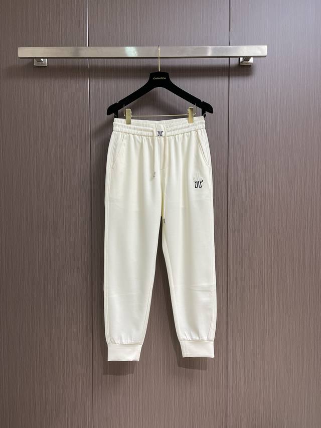 moncler 2025Ss春夏新款休闲裤！前后Logo图案刺绣设计！定制专属纯棉面料剪裁！上身舒适透气，不僵硬，整体有着丰富的立体感，满足通勤人们对于着装的简