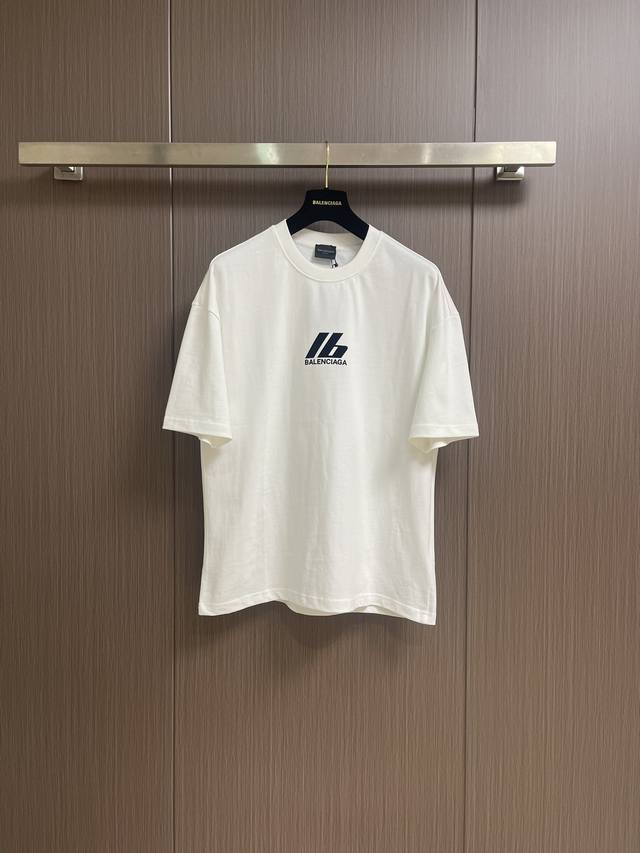 balenciaga 印花Logo圆领短袖T恤，定织定染百分百纯棉双股面料 成衣洗水 前幅高清扫描图案完美还原激光定位机印 领口罗纹面料定织定染色 整体走线平直