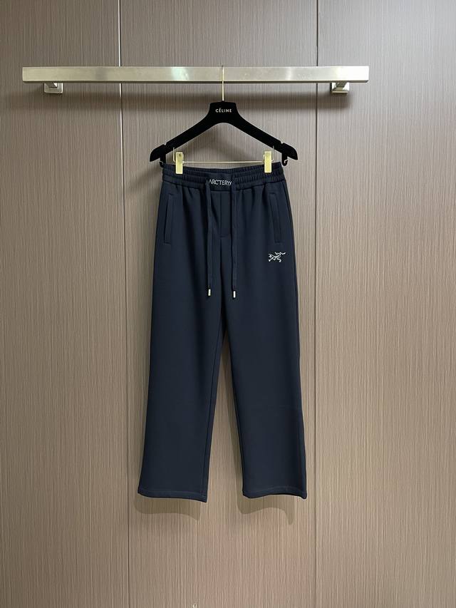arcteryx 始祖鸟2025Ss春夏新款休闲运动风格休闲裤，户外品牌可能大家第一想到的就是、给人一种标签试的感觉！除了在款式设计上颇有造诣之外，最明显或者说