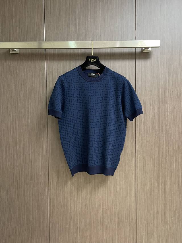 fendi Ff满印针织毛衣，面料采用定染40支料疏棉纱，奢弹云纹丝拉架毛料，采用德国欺特乐织机14针，整体走线平直细腻，面料舒适柔软，颜色一致无色差 能与同款